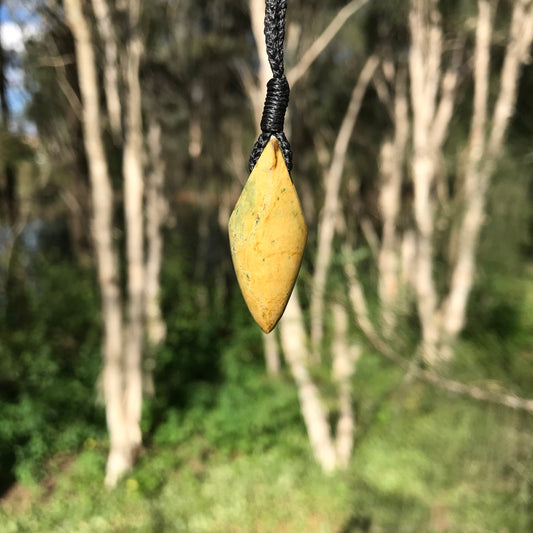 Diamond pendant (New Zealand flower jade)