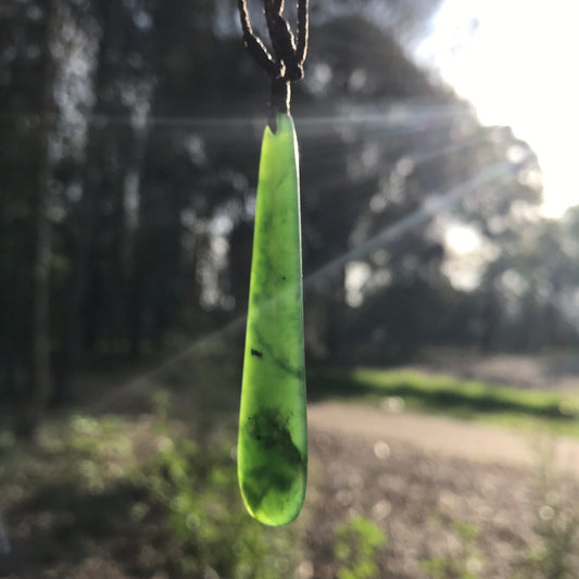 Teardrop pendant (New Zealand jade)