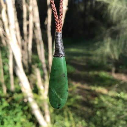 Teardrop pendant (New Zealand jade)