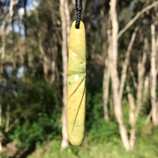 Carved teardrop (New Zealand flower jade)