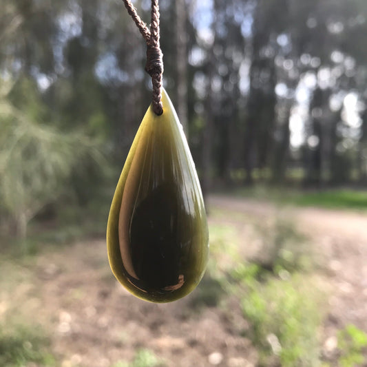 Teardrop pendant (Russian jade)