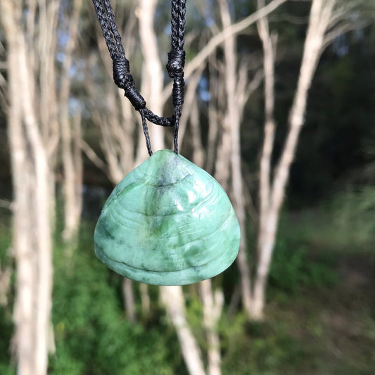 Pipi pendant (New Zealand jade)